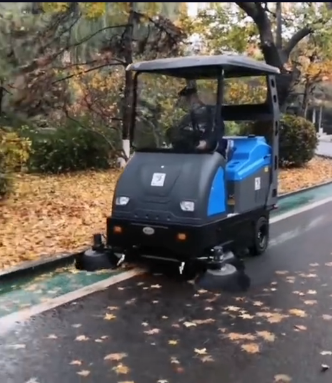 驾驶式电动扫地车高效扫落叶