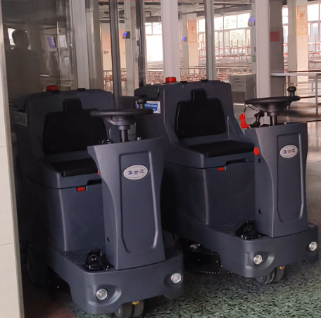 两台洗地机，食堂用，很方便