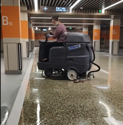驾驶洗地机车库使用中